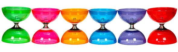 Six diabolos colorés en plastique empilés, allant du vert au rouge, sur une surface blanche.